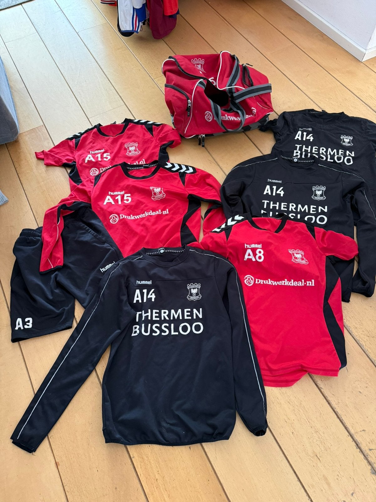 8-delige Set Go Ahead Eagles spelerskleding + tas, Ophalen of Verzenden, Zo goed als nieuw, Overige binnenlandse clubs, Overige typen