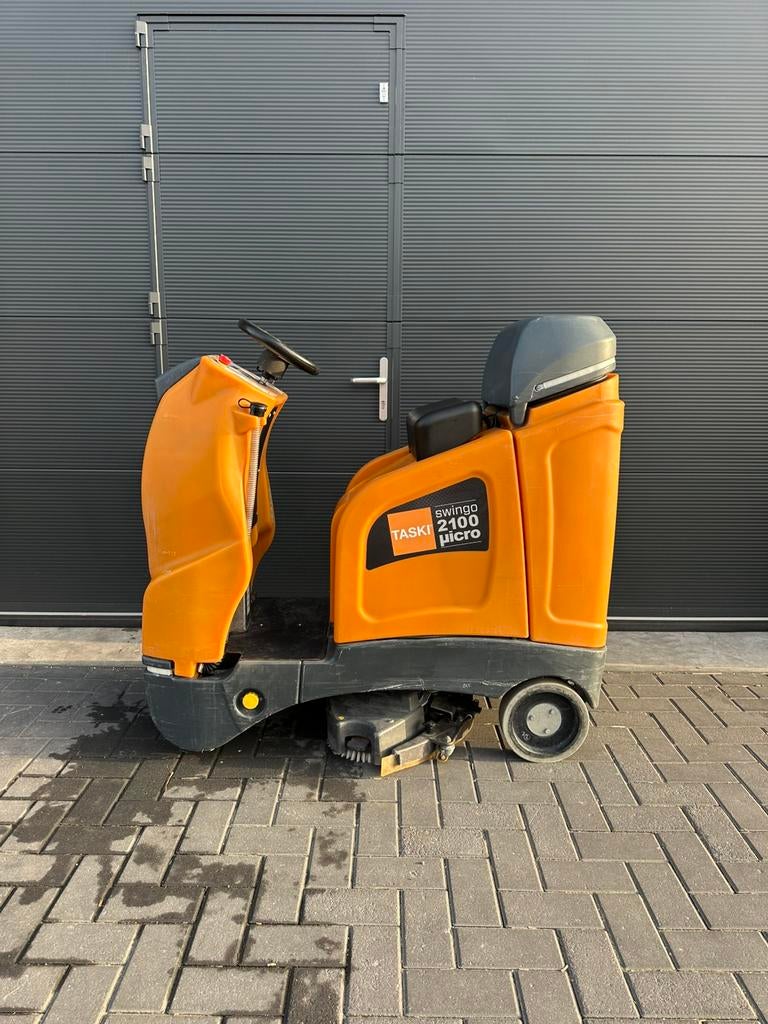 TASKI Swingo 2100 Micro Ride‑On Schrobzuigmachine, Ophalen, Bezem of Borstel