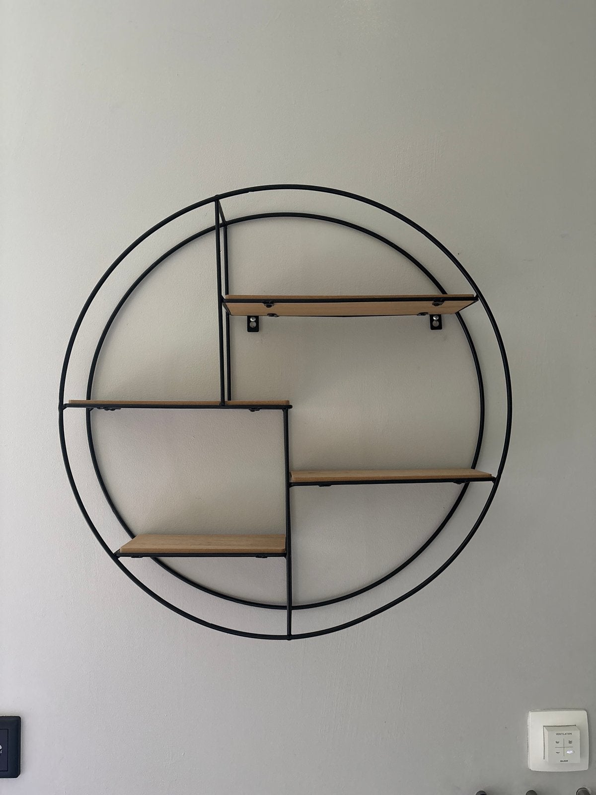 Rond wandrek met houten planken - Zwart metaal, Huis en Inrichting, Woonaccessoires | Wandplanken en Boekenplanken, Ophalen, Zo goed als nieuw