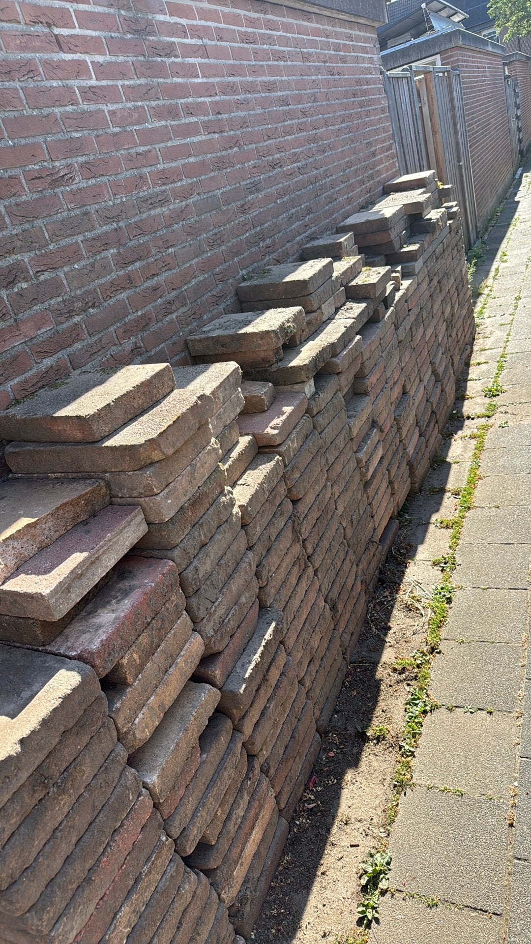 Gratis tegels afhalen… ZIJN ER UIT !! Ong. 50m2, Ophalen, Zo goed als nieuw, Overige materialen, Terrastegels