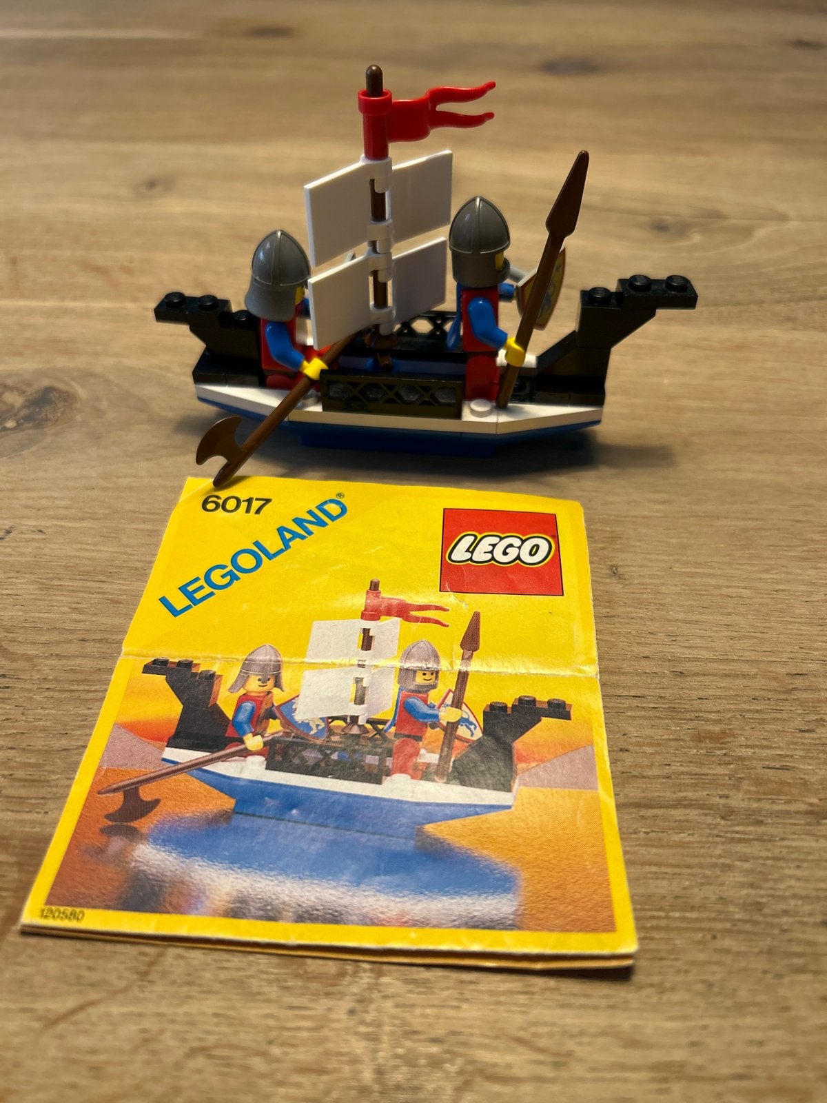 Lego 6017 Ridders King’s Oarsman compleet met boekje, Gebruikt, Lego, Ophalen of Verzenden, Compleet