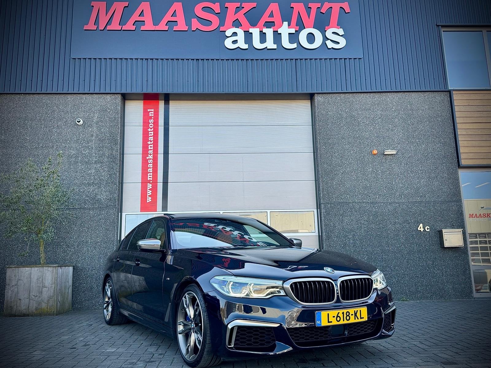 BMW 5-Serie (g30) M550i 530pk xDrive / Schuifdak / Laser / 4, Auto's, Automaat, Gebruikt, 2000 kg, 4395 cc