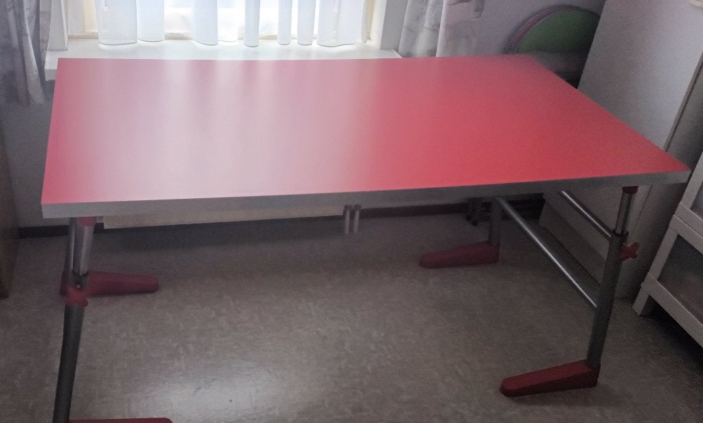 Ikea tafel rood, 150 cm x 80 cm, Huis en Inrichting, Ophalen, Zit-sta bureau, Gebruikt, In hoogte verstelbaar