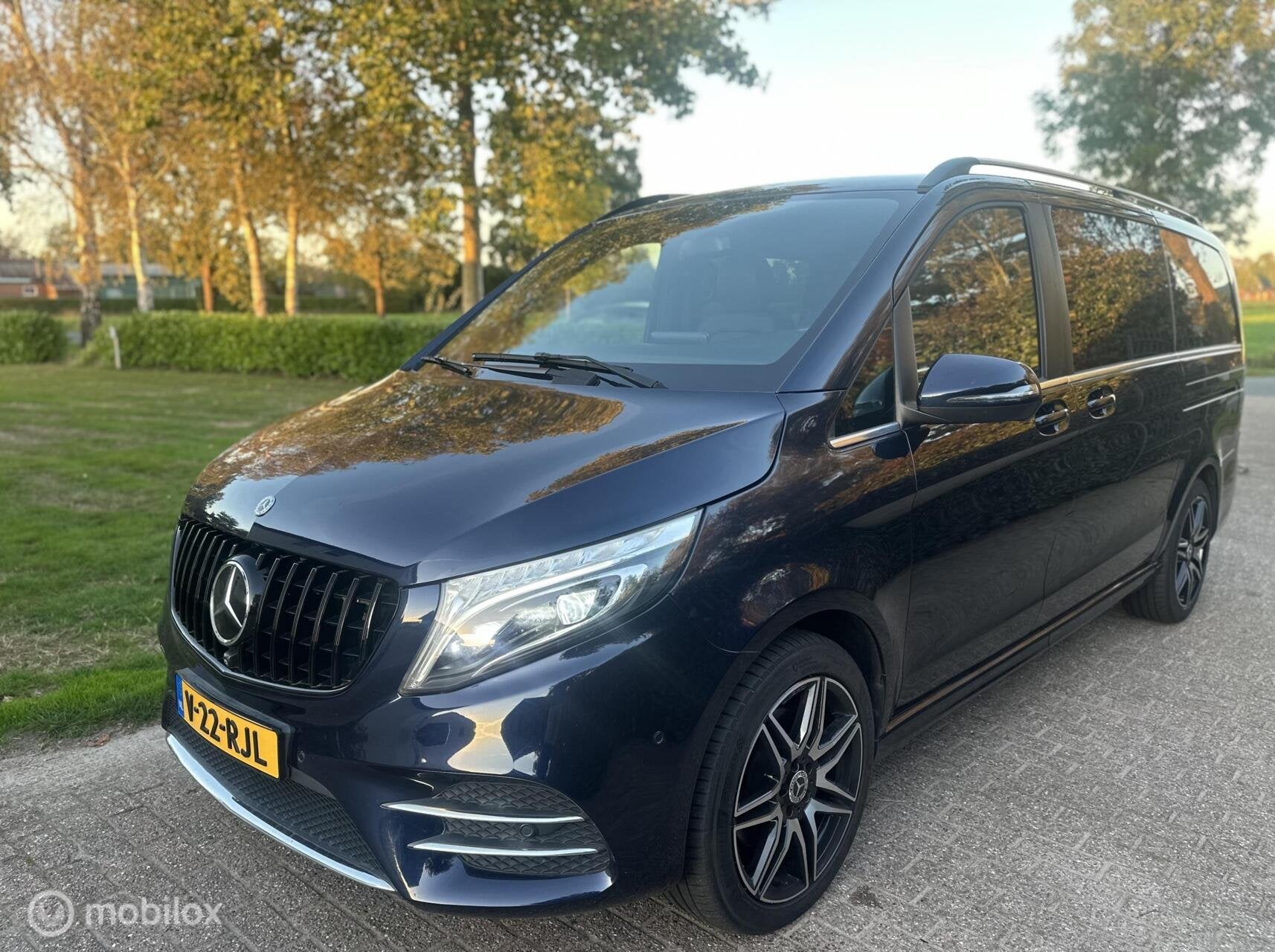 Foto 3 van Mercedes V-klasse 250d 4-MATIC PANO DC AMG Exclusive MARGE