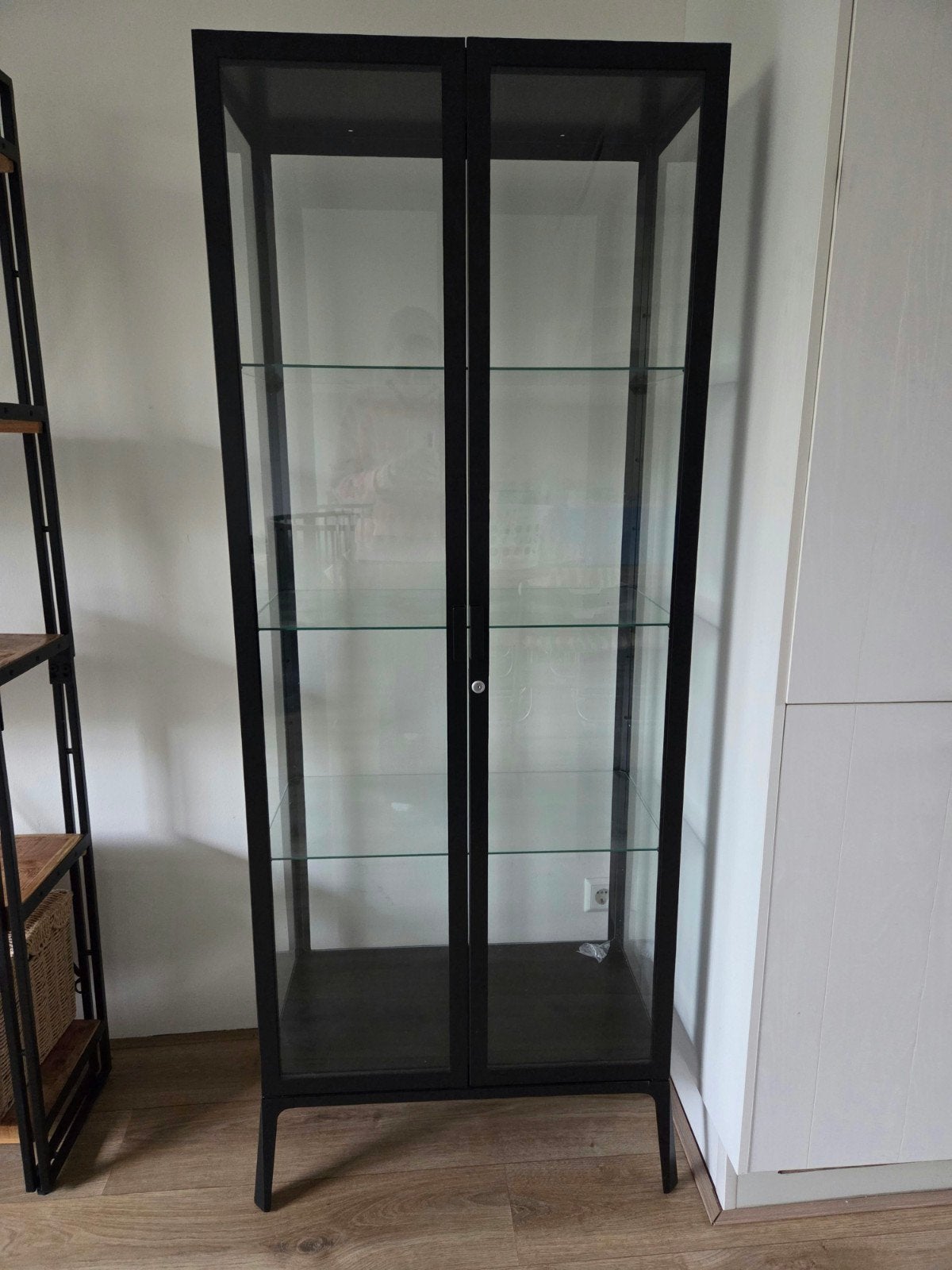 IKEA MILSBO Vitrinekast Antraciet 73x175 cm, Met deur(en), Modern, Industrieel, Zo goed als nieuw, Glas