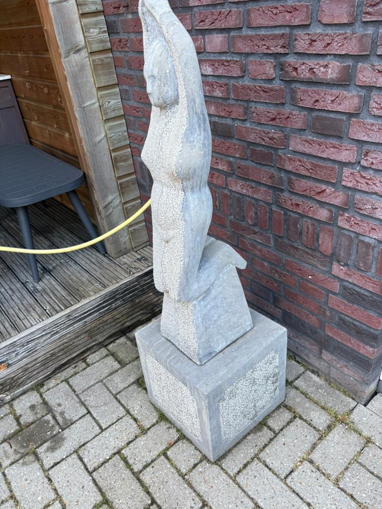 Modern stenen beeld van een vrouw op sokkel, Antiek en Kunst, Ophalen, Beeld, Modern, Op sokkel
