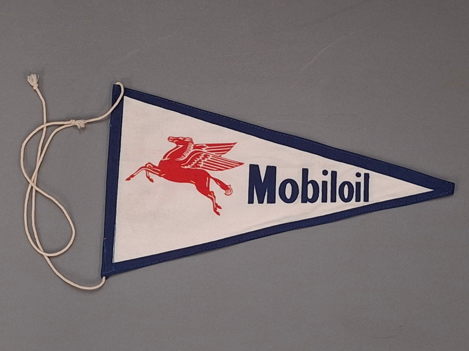 Mobiloil Pegasus vlaggetje vaantje, Ophalen of Verzenden, Zo goed als nieuw, Gebruiksvoorwerp