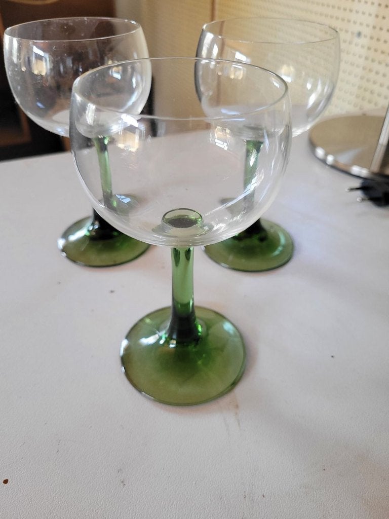 3 glazen met groene voet, Glas of Glazen, Ophalen of Verzenden, Overige stijlen, Glas
