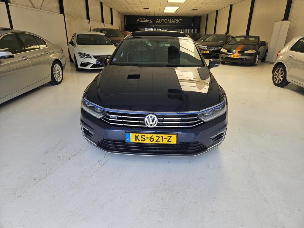 Volkswagen Passat 1.4 TSI GTE Virtual cockpit Panoramadak, Gebruikt, Adaptive Cruise Control, Hybride Elektrisch/Benzine, 1600 kg