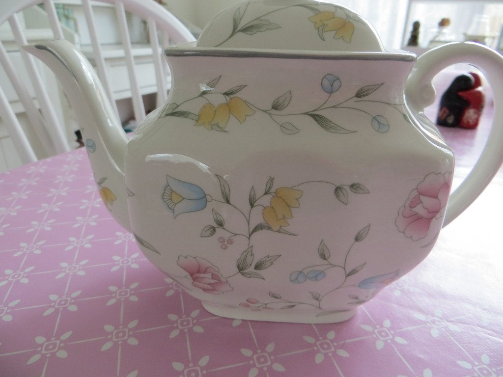 theepot/wit/thee/tea/bloemen/Engeland, Overige typen, Ophalen of Verzenden, Zo goed als nieuw, Overige stijlen