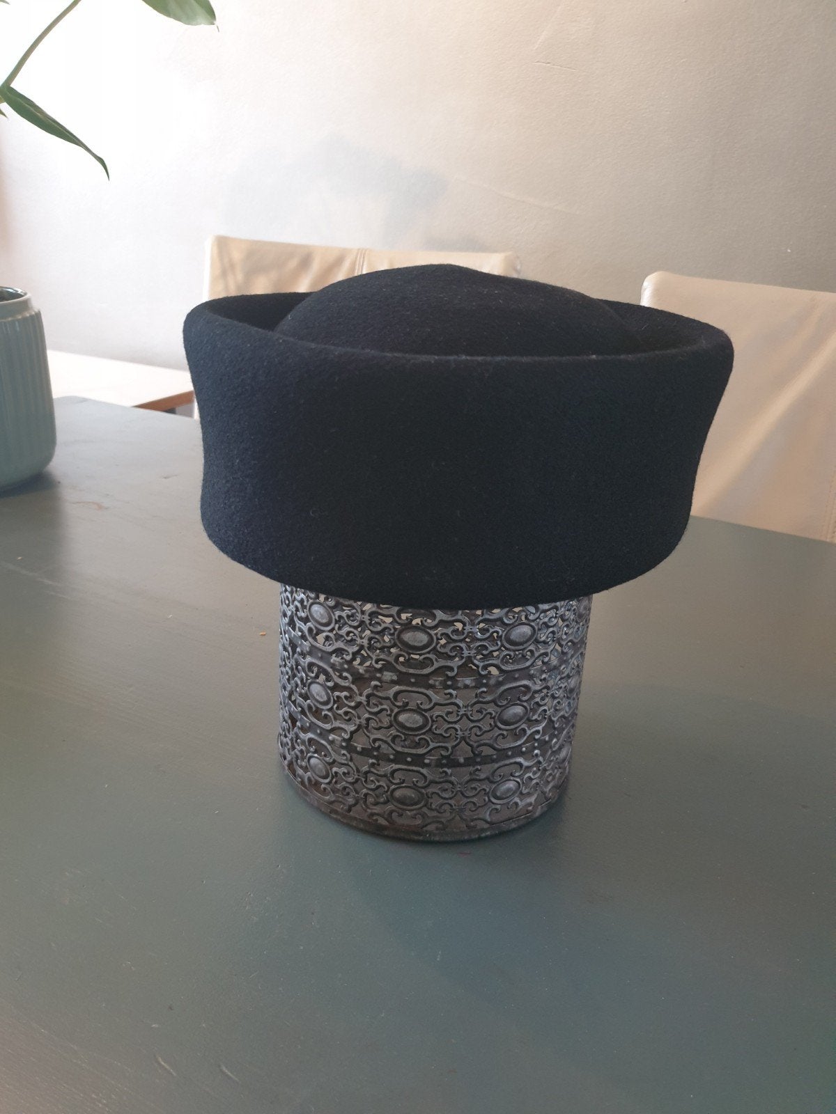 Zwarte ronde pillbox/turban hoed en andere advertenties, Ophalen of Verzenden, Zwart