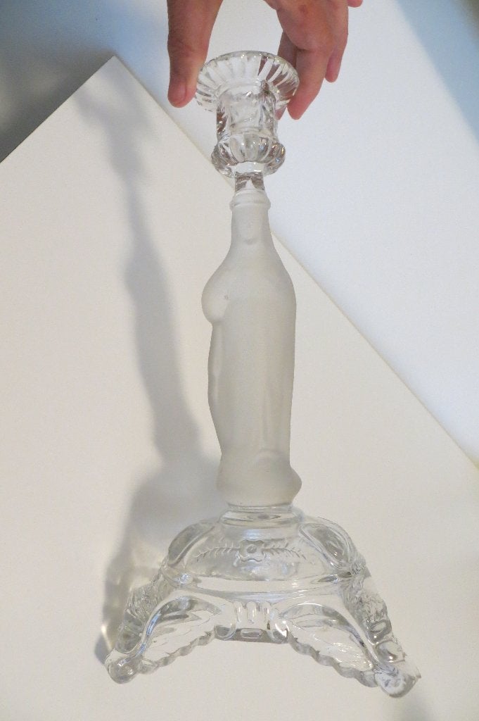 Val St Lambert persglazen kandelaar met religieus figuur., Ophalen of Verzenden, Glas