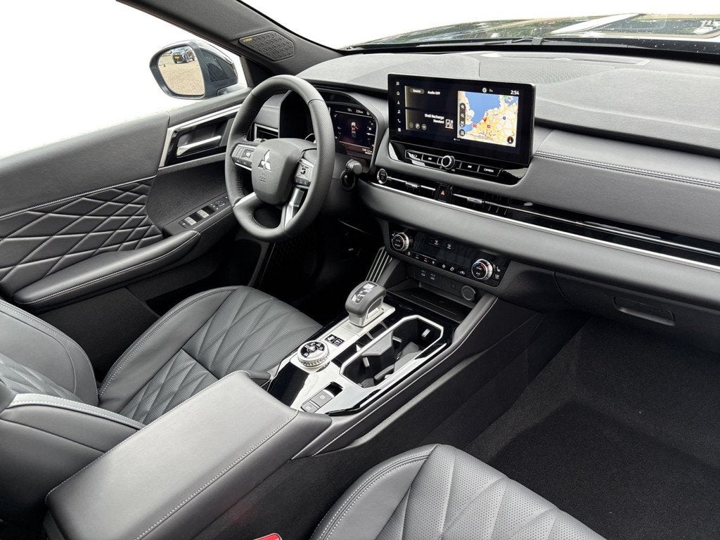 Mitsubishi Outlander 2.4 PHEV Black Edition | 5000 EURO KORT, Auto's, Mitsubishi, Automaat, 2095 kg, Outlander, 4 cilinders
