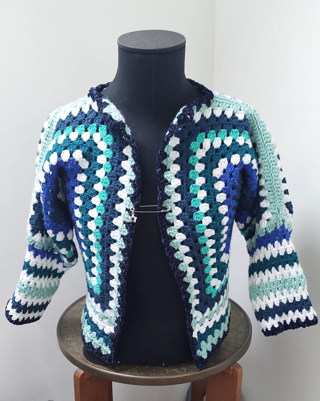Blauw wit gehaakt Hexagonvest M/L, Ophalen of Verzenden, Nieuw, Maat 38/40 (M), Blauw