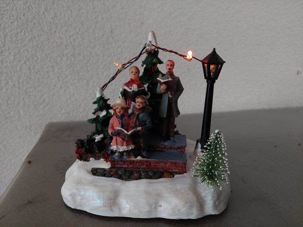 Kerstdorp Miniatuur Kerstkoor met Lantaarnpaal & LED, Ophalen of Verzenden, Gebruikt