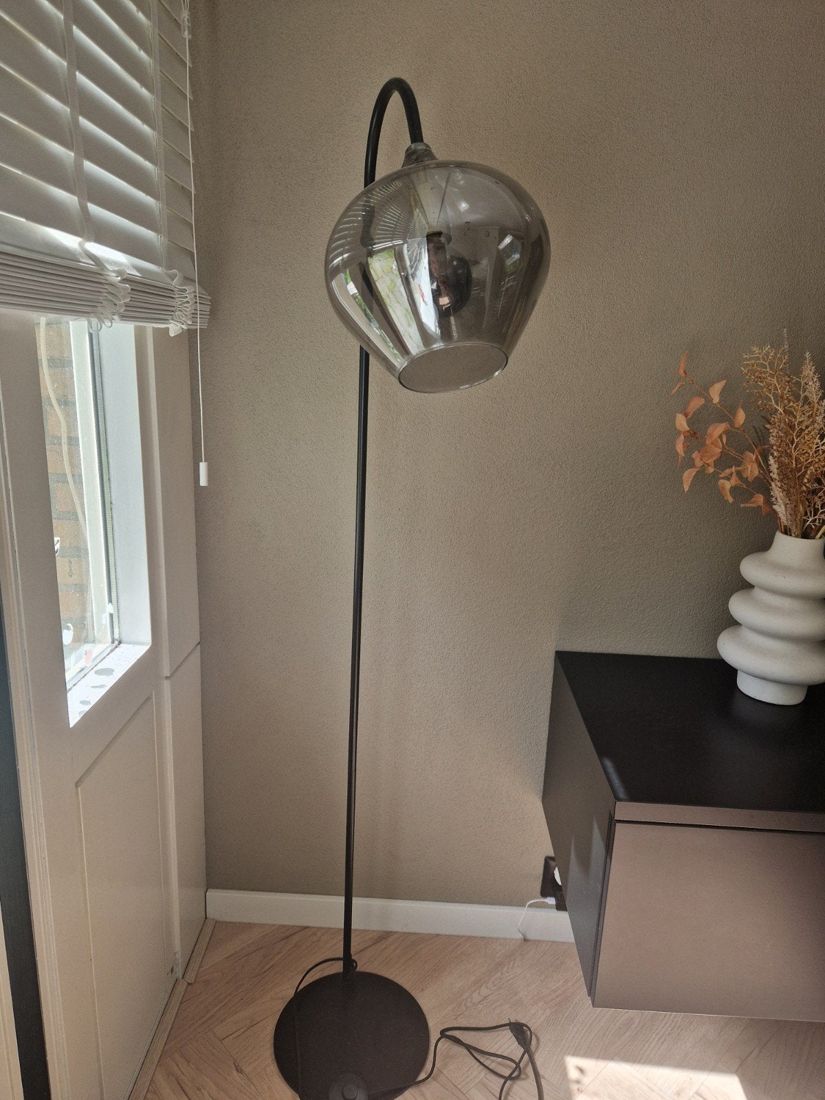Zwarte vloerlamp met rookglas bol, Ophalen, Zo goed als nieuw, 150 tot 200 cm