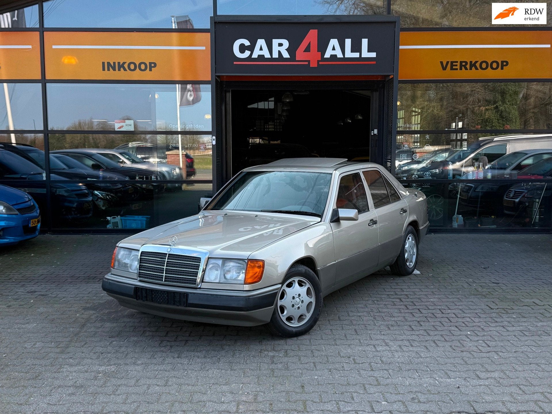 Mercedes-Benz 200-500 (W124) 300 E SCHUIFDAK/DOCUMENTATIE AA, Auto's, Automaat, Achterwielaandrijving, Origineel Nederlands, Bedrijf