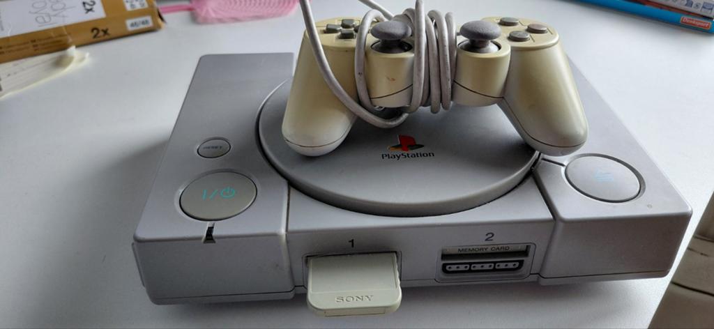 Playstation 1 console, Spelcomputers en Games, Spelcomputers | Sony PlayStation 2, Zo goed als nieuw, Met 2 controllers, Ophalen of Verzenden