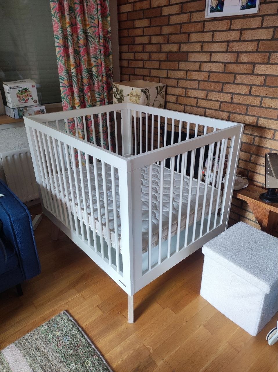 KIDSMILL Box - Wit met verstelbare bodem, Kinderen en Baby's, Ophalen, Zo goed als nieuw, Vierkant, In hoogte verstelbaar