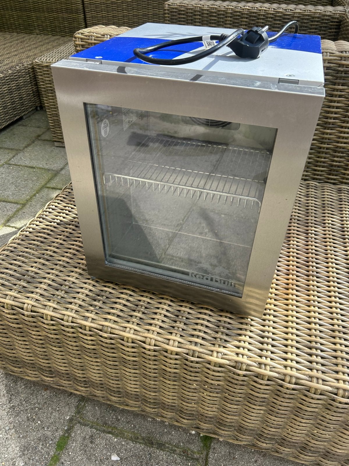 Red Bull koelkast - koelt niet, verlichting werkt, Ophalen, Zonder vriesvak, Minder dan 75 liter, Niet werkend