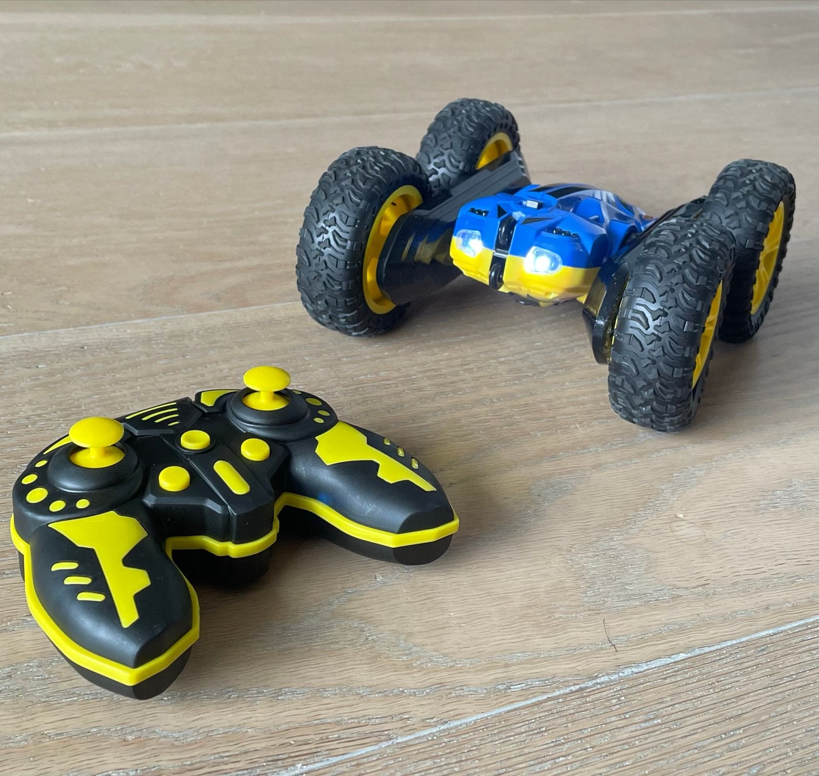 RC Stunt Auto met Afstandsbediening en Oplaadbare Batterij, Hobby en Vrije tijd, Modelbouw | Radiografisch | Auto's, Elektro, Gebruikt