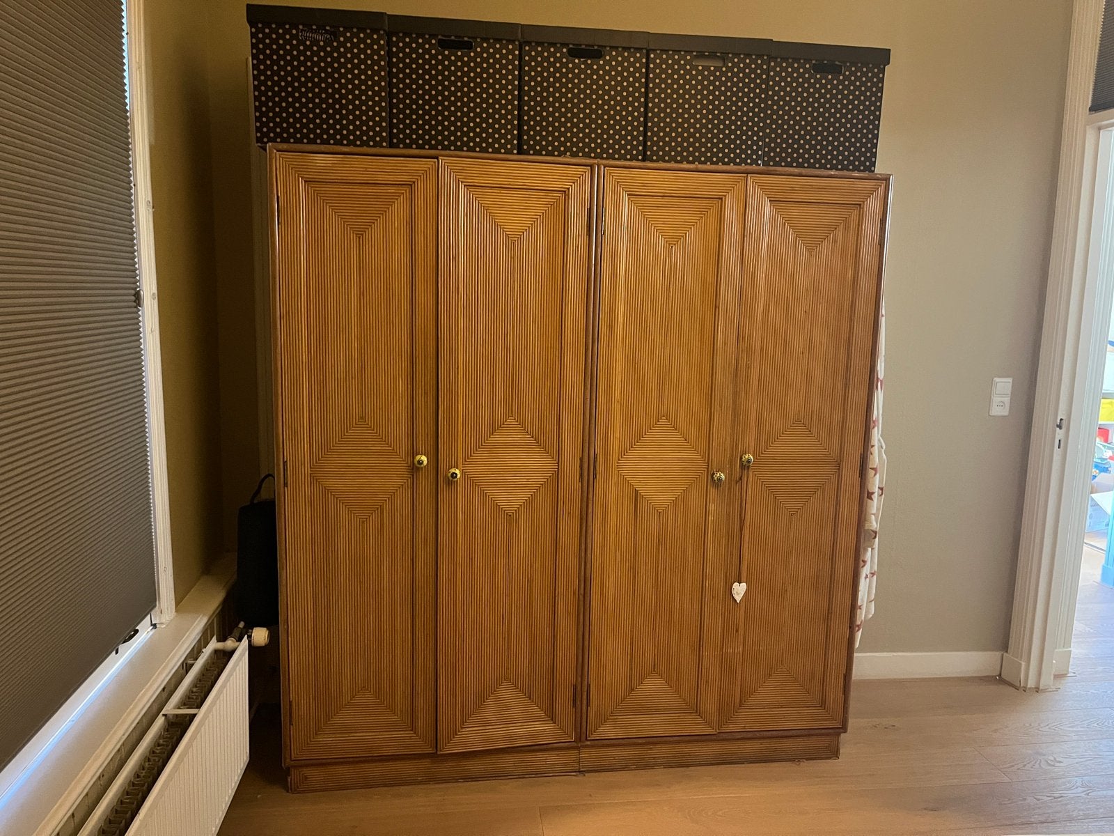 Houten kast met bamboe frame, planken, hangplekken & spiegel, Ophalen, Met plank(en), Gebruikt, 150 tot 200 cm