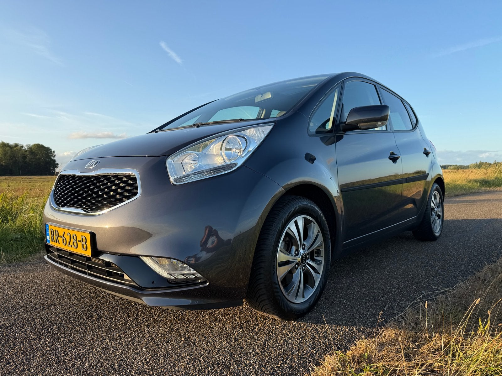 Kia Venga 1.4 Cvvt 2018 Grijs, Auto's, Kia, Voorwielaandrijving, Dealer onderhouden, 4 cilinders, 1396 cc