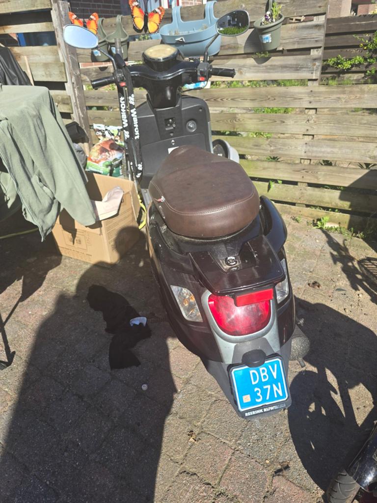 Te koop een scooter je moet wel een helm op hebben, Ophalen of Verzenden, Gebruikt, Benzine