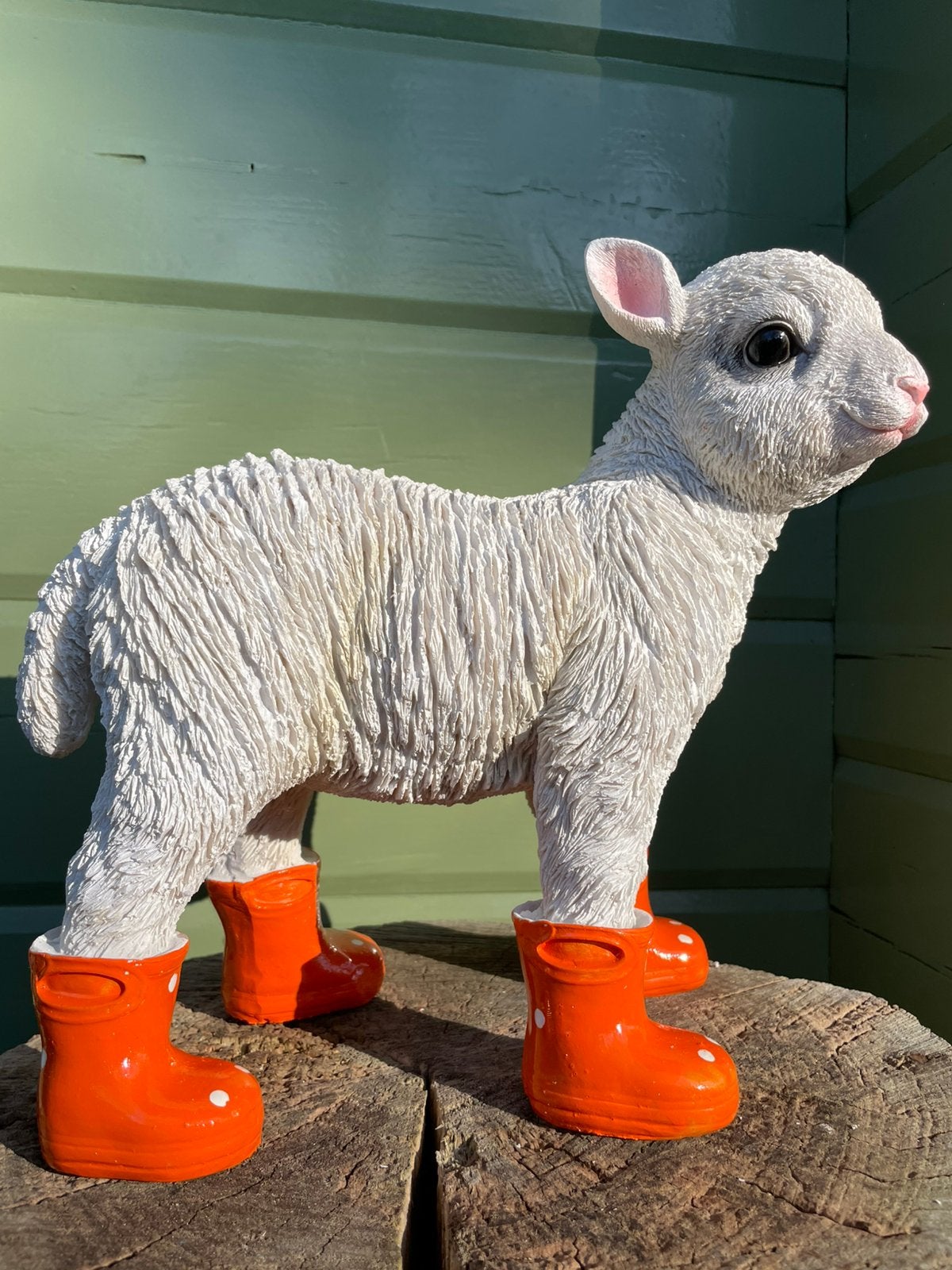 Lam schaap oranje regenlaarsjes beeld tuin boerderij boer, Tuin en Terras, Tuinbeelden, Ophalen of Verzenden, Nieuw, Kunststof