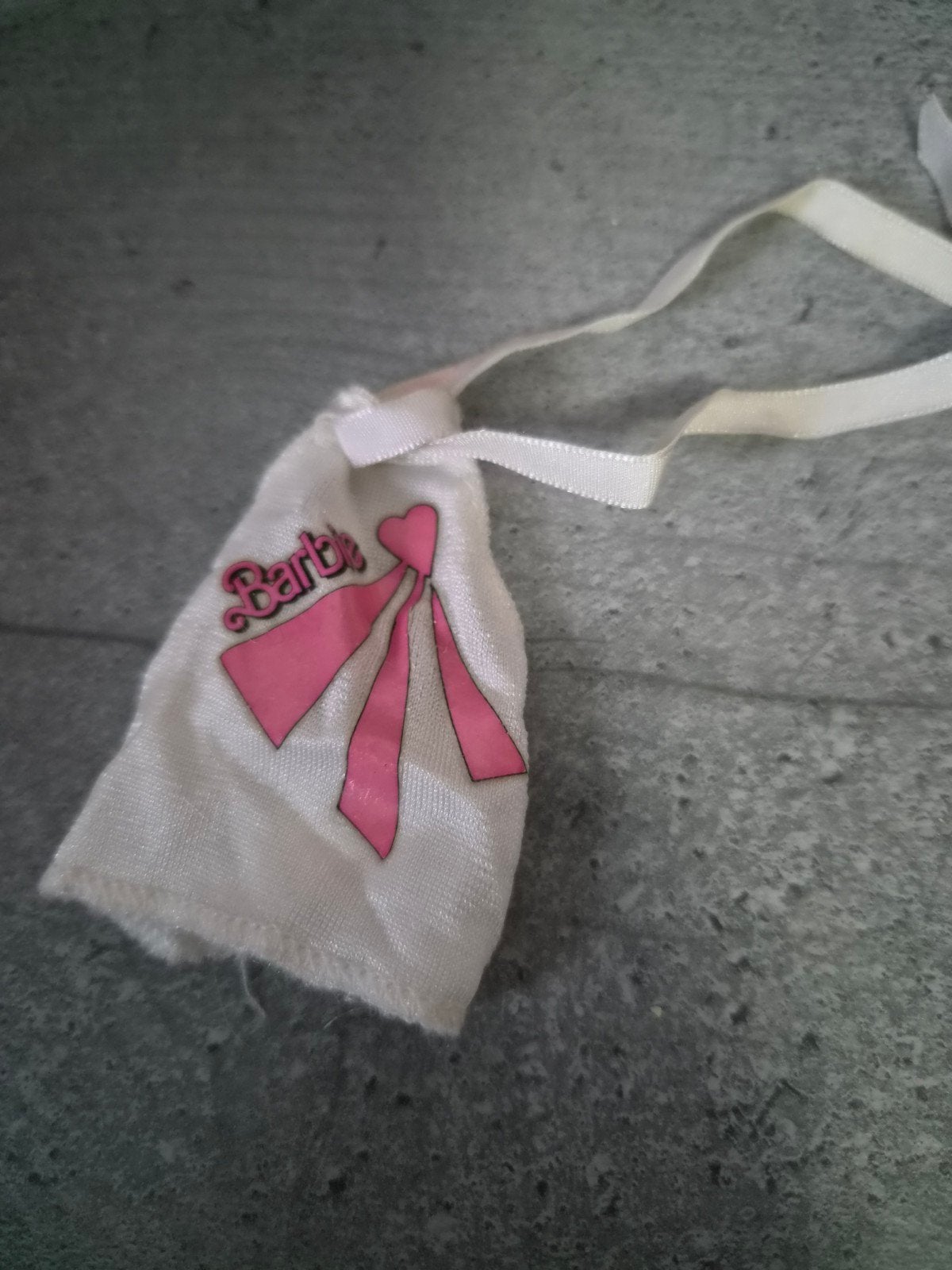 Jaren 80 Barbie top met roze strik - Vintage Barbie kleding, Ophalen of Verzenden, Gebruikt, Kleertjes