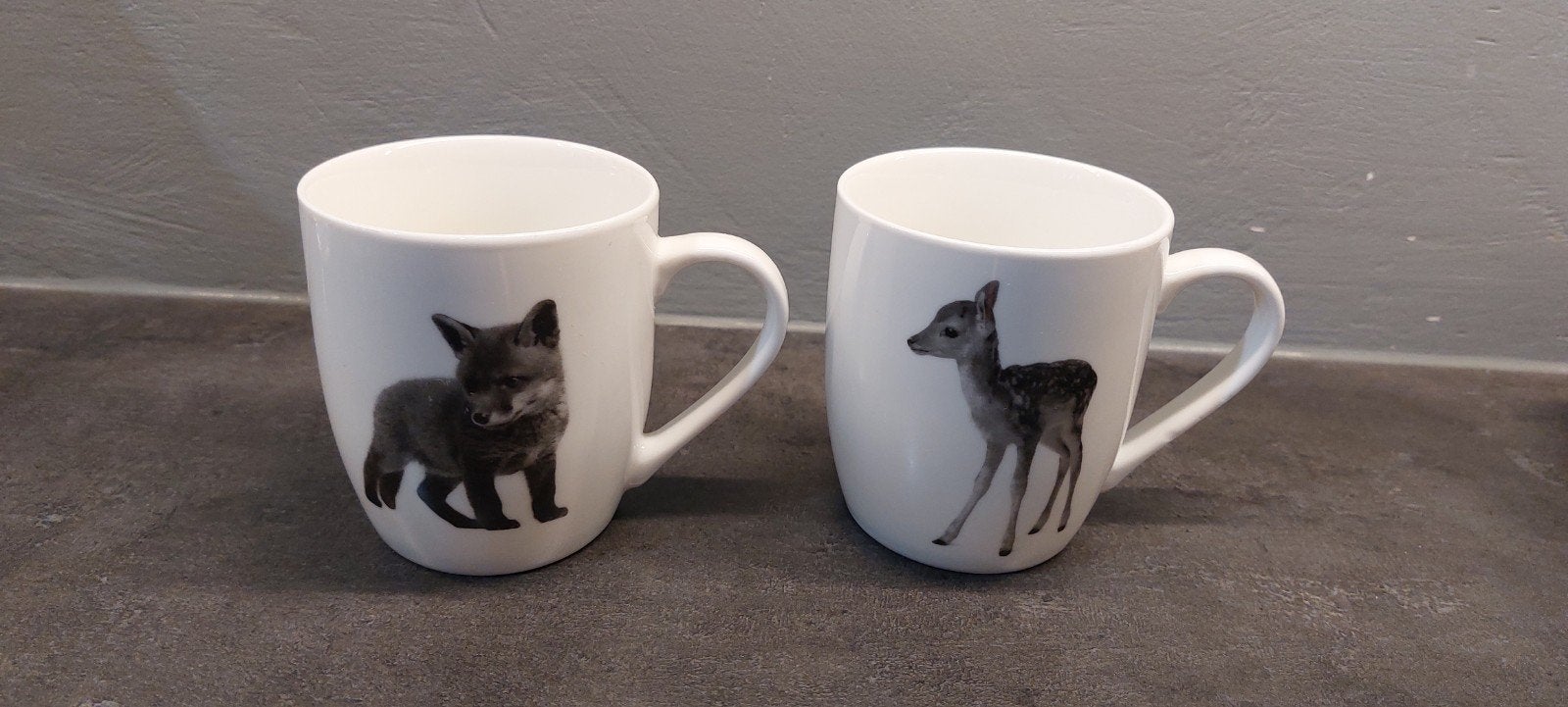 Bekers met dieren 2×/wolf en hert/mokken, Ophalen of Verzenden, Aardewerk, Overige stijlen, Kop(pen) en/of Schotel(s)