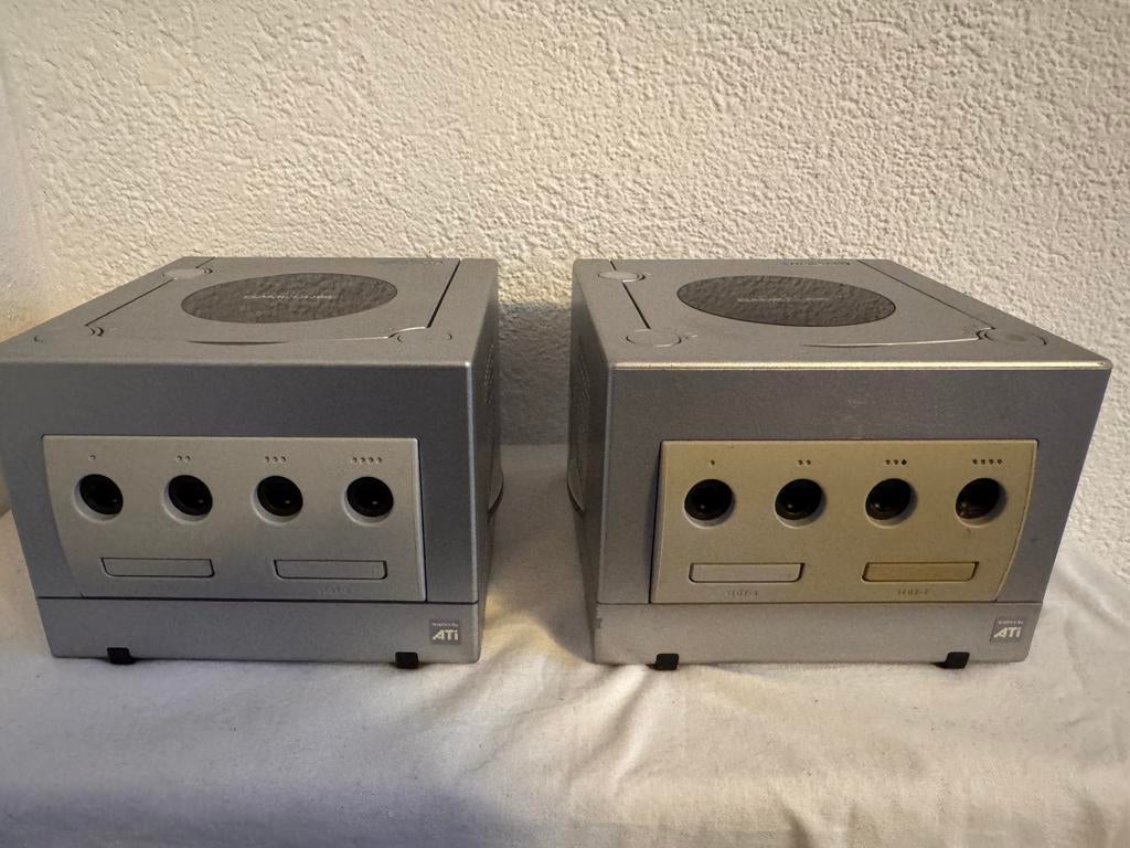 2 Nintendo GameCube consoles compleet, Spelcomputers en Games, Spelcomputers | Nintendo GameCube, Zo goed als nieuw, Zilver, Met 1 controller