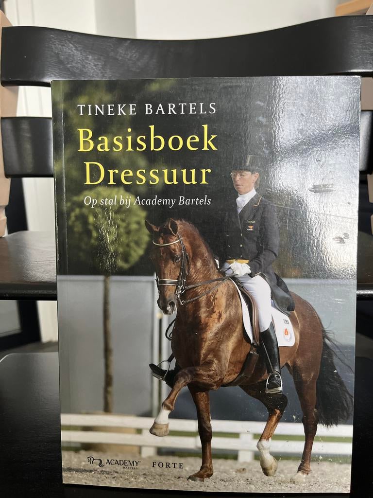 Basisboek Dressuur - Tineke Bartels (Paardenboek), Boeken, Ophalen of Verzenden, Zo goed als nieuw, Overige sporten