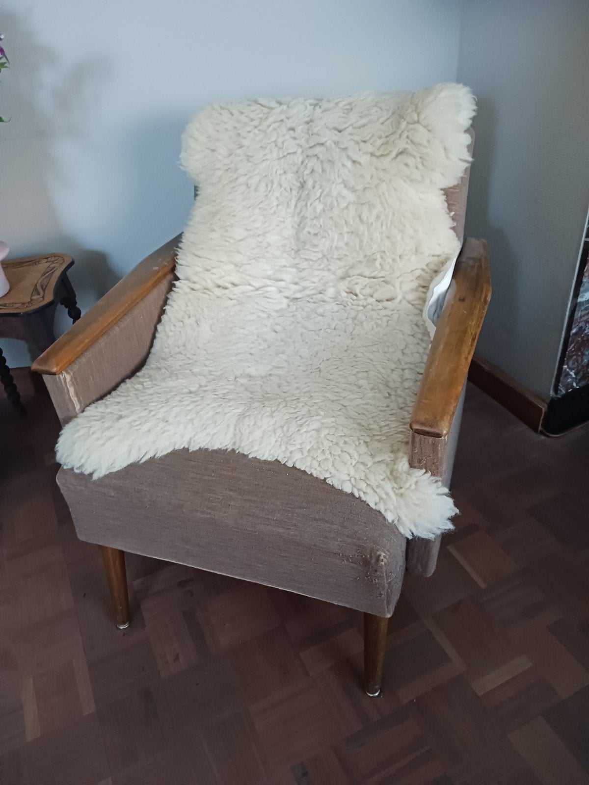 Vintage fauteuil met houten armleuningen, Ophalen, Gebruikt, Vintage, 75 tot 100 cm
