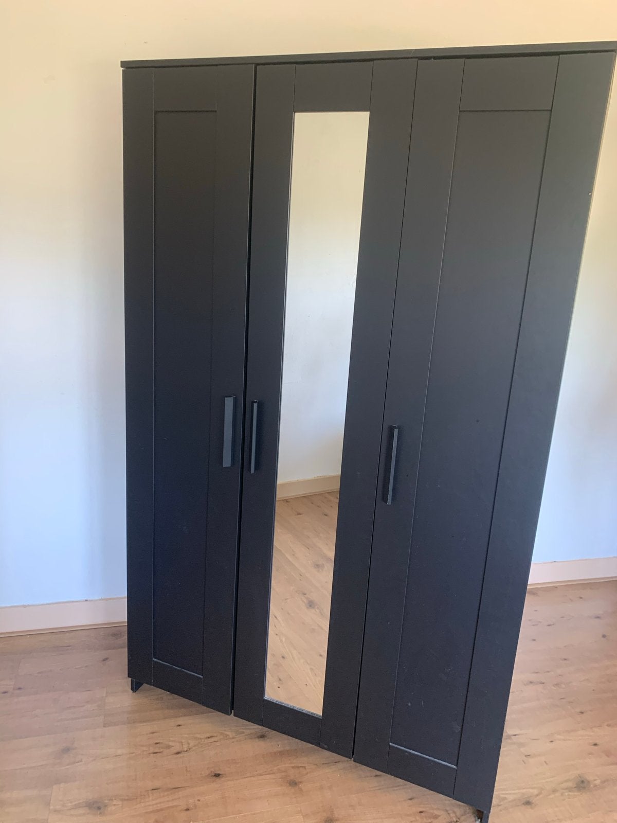 IKEA BRIMNES Kledingkast met 3 deuren en spiegel, zwart, Huis en Inrichting, Kasten | Kledingkasten, Ophalen, 100 tot 150 cm, Zo goed als nieuw