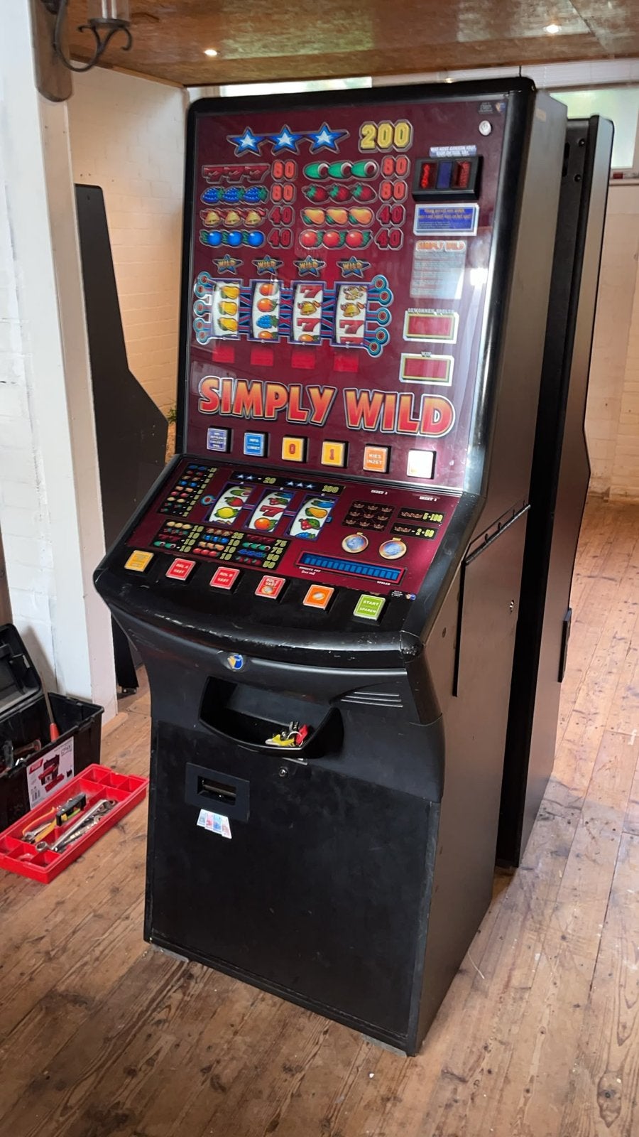Simply Wild NV 200 gokkast, Euro, Ophalen, Gebruikt, Met sleutels