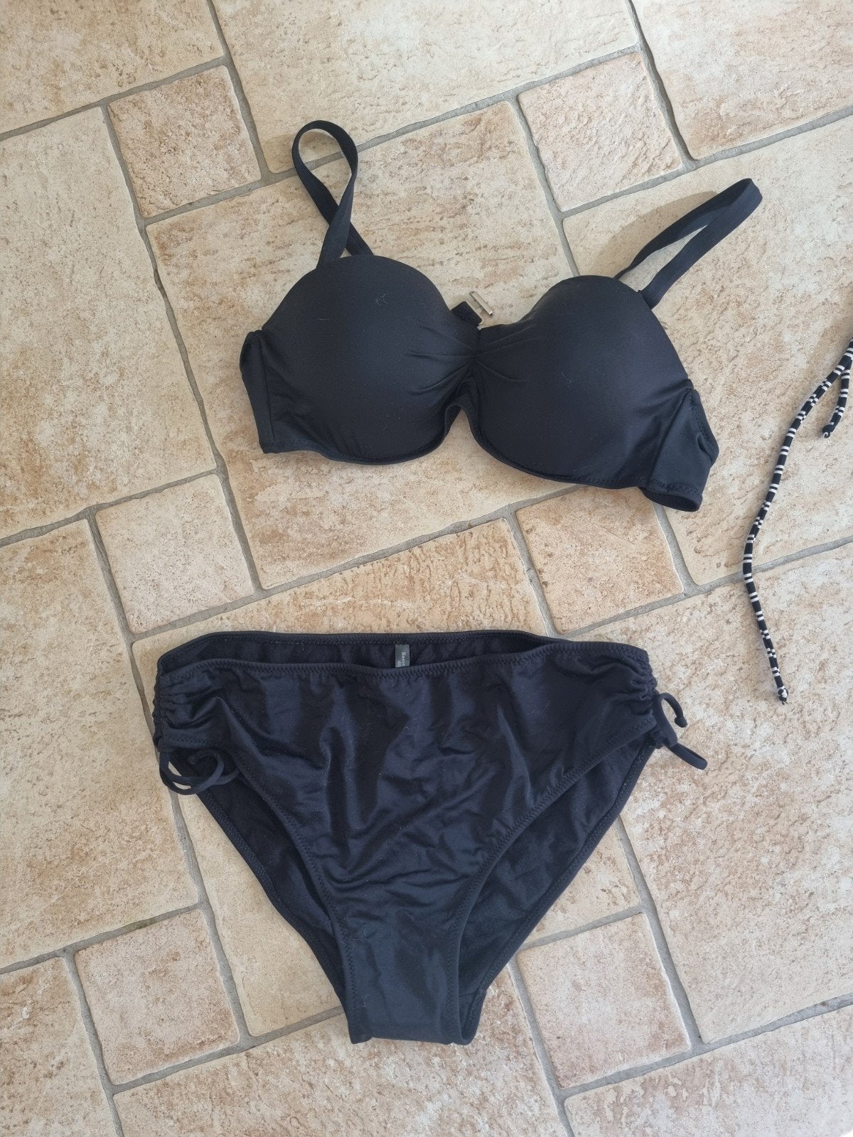 Nieuwe zwarte dames bikini maat 44
Splinternieuw met besche, Made in Italy, Zwart, Nieuw, Ophalen of Verzenden