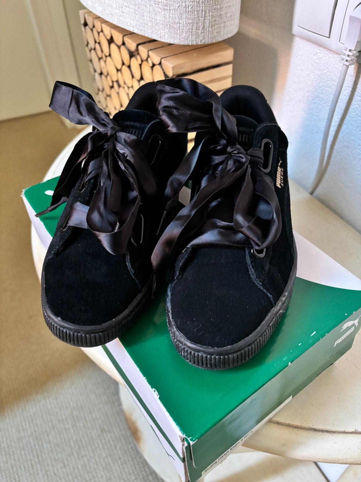 Puma suède sneakers met satijnen strik zwart 38,5 zgan, Zwart, Ophalen of Verzenden, Sneakers of Gympen, Zo goed als nieuw