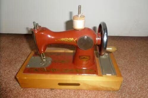 Speelgoednaaimachine USSR 1971 - €35,=, Ophalen