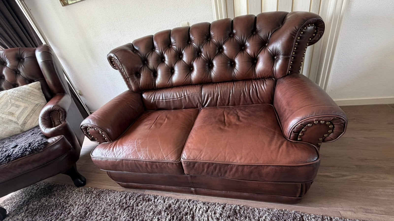 Chesterfield  2 persoons bank, Huis en Inrichting, Banken | Bankstellen, Ophalen, Tweepersoons, 75 tot 100 cm, Zo goed als nieuw