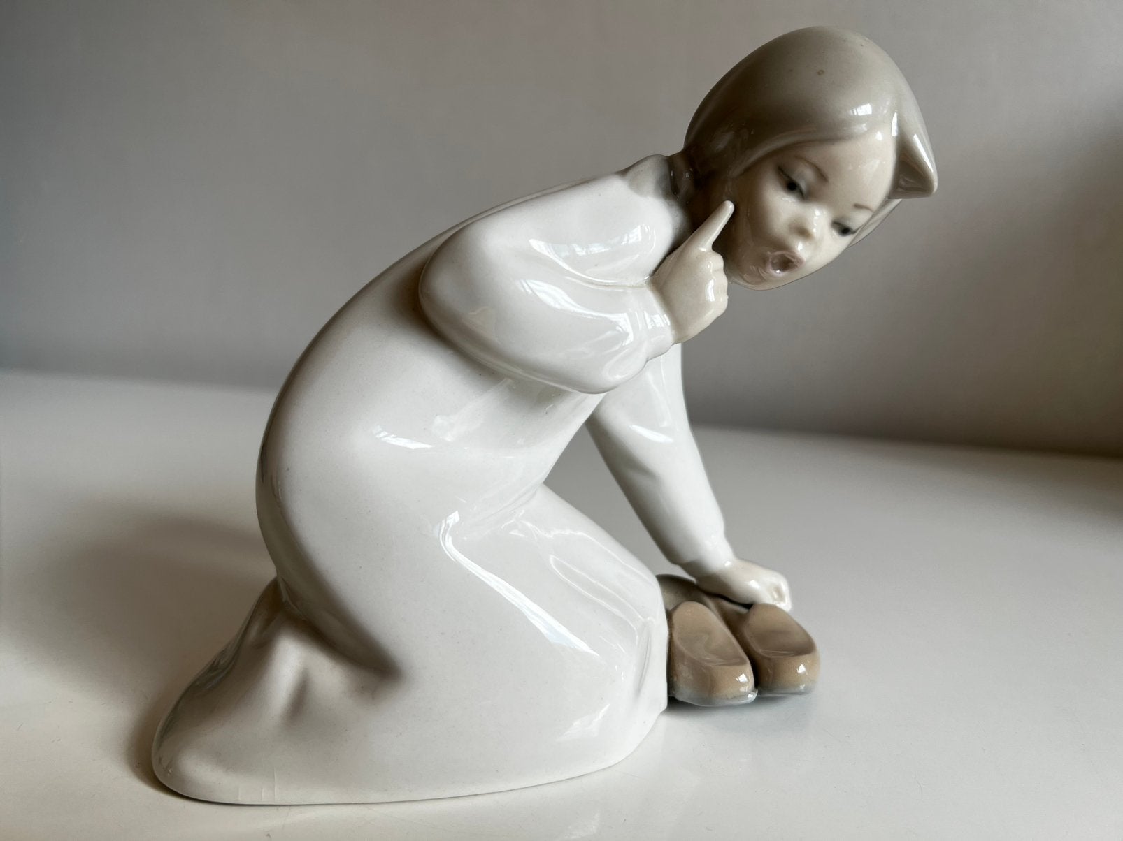 Lladro Spain Meisje Sloffen Porselein Vicente Martinez 70’s, Antiek en Kunst, Ophalen of Verzenden