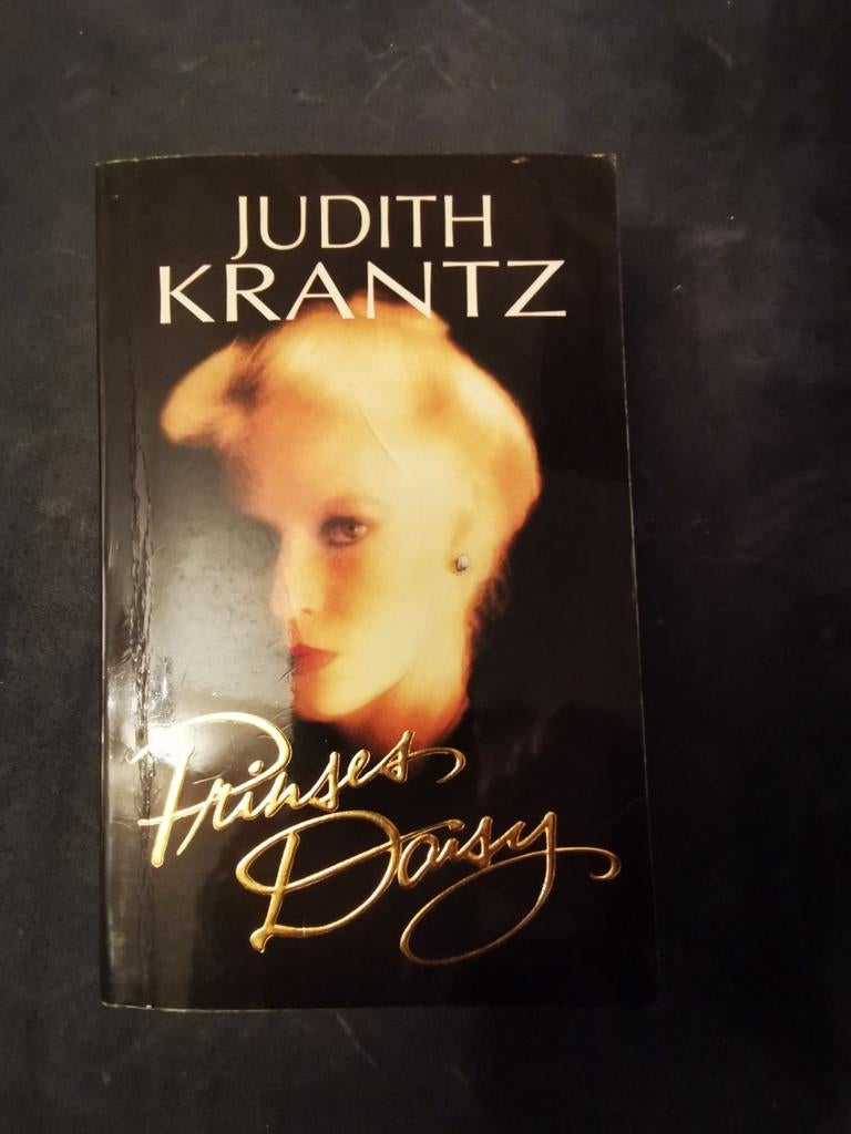 Prinses Daisy - Judith Krantz, Gelezen, Judith Krantz, Ophalen of Verzenden, Nederland