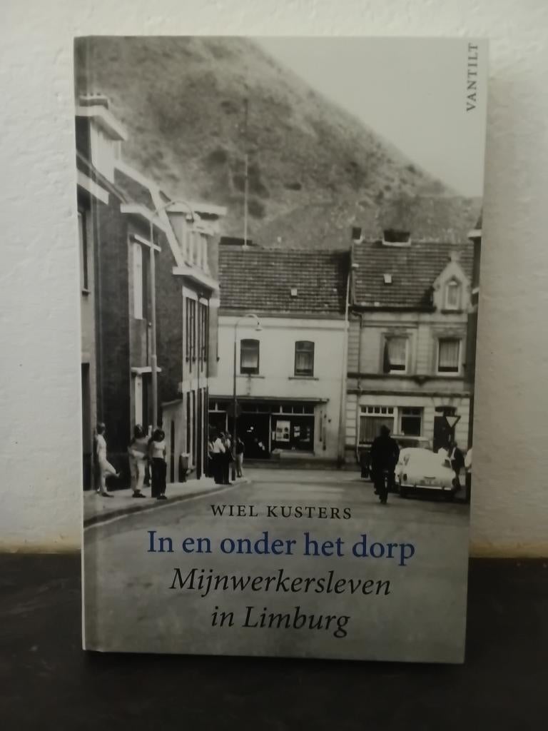 Wiel Kusters - In en onder het dorp, Ophalen of Verzenden, Zo goed als nieuw, Wiel Kusters
