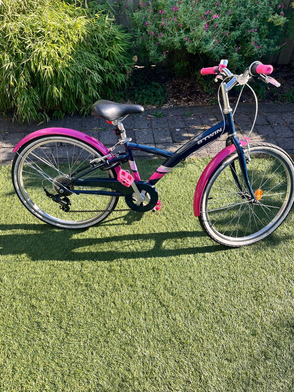 B'TWIN kinderfiets 24 inch - Donkerblauw/Roze - 6 versn., Ophalen, Gebruikt, Velgrem, 20 inch of meer