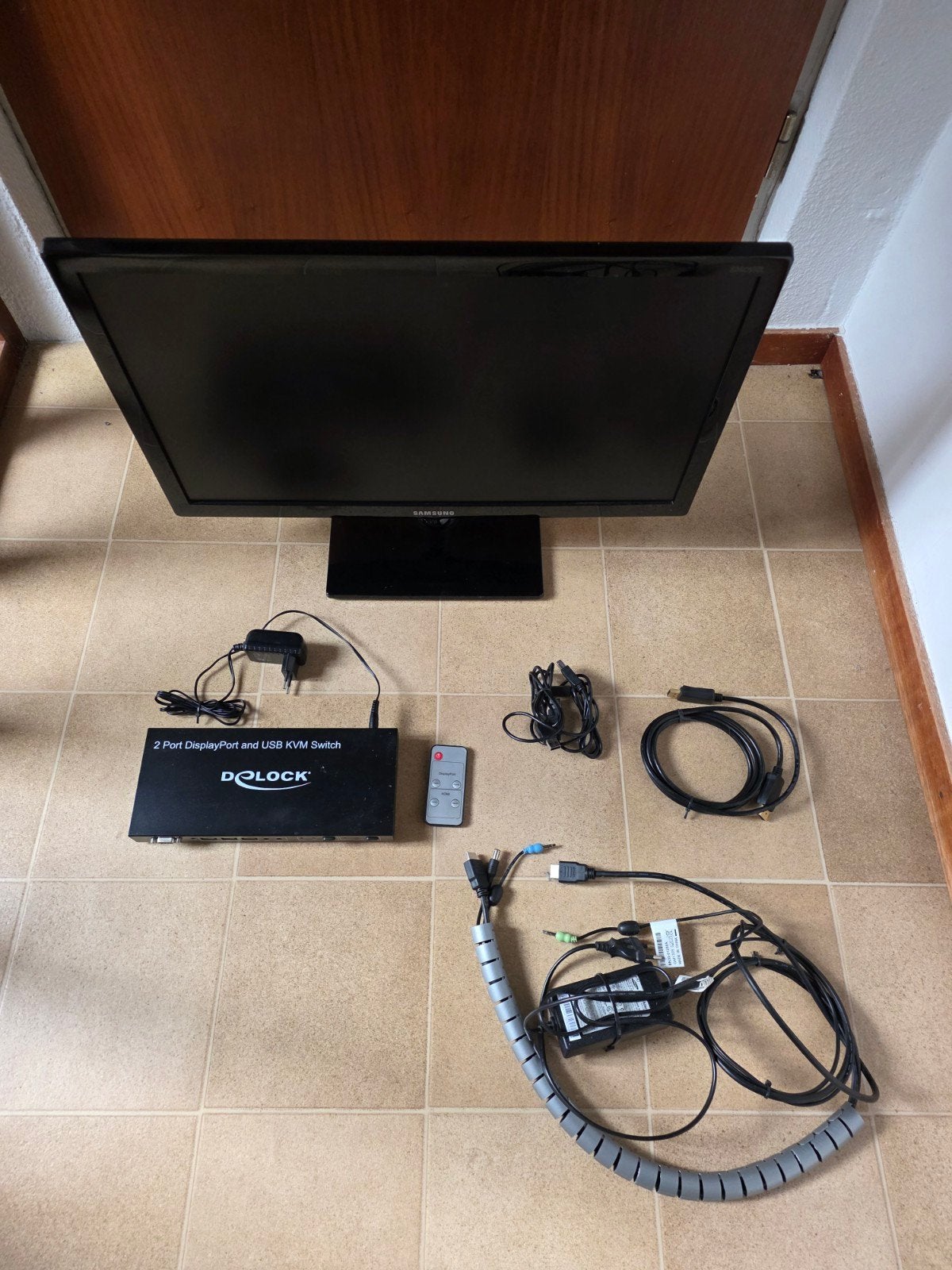 KVM Switch en Samsung 24 inch scherm., Computers en Software, Monitoren, Ophalen, HDMI, Zo goed als nieuw, Samsung