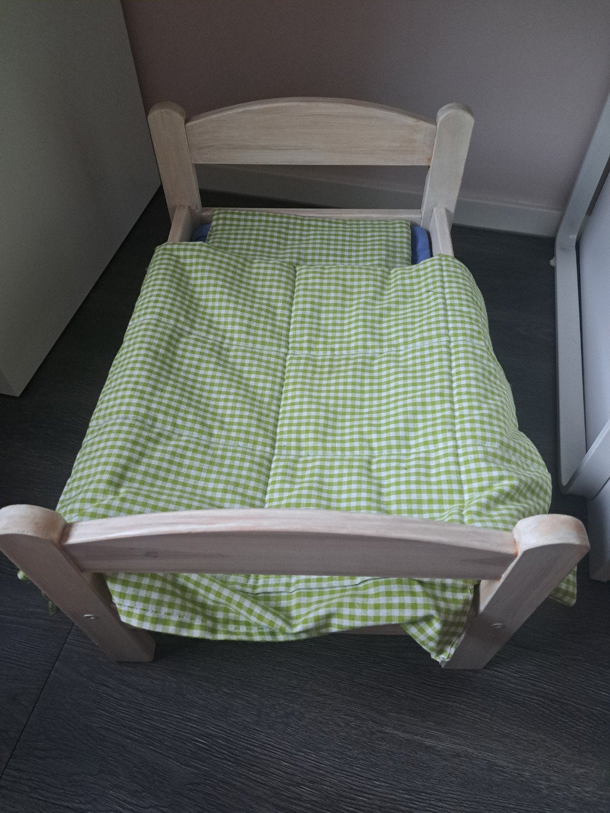 Houten poppenbedje met geruit dekentje, Ophalen, Zo goed als nieuw, Overige typen