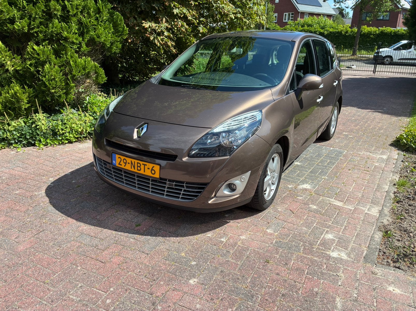 Renault Grand Scenic 2.0 16V 103KW CVT 7P 2010 Bruin, Auto's, Renault, Stof, Zwart, 4 cilinders, Bruin
