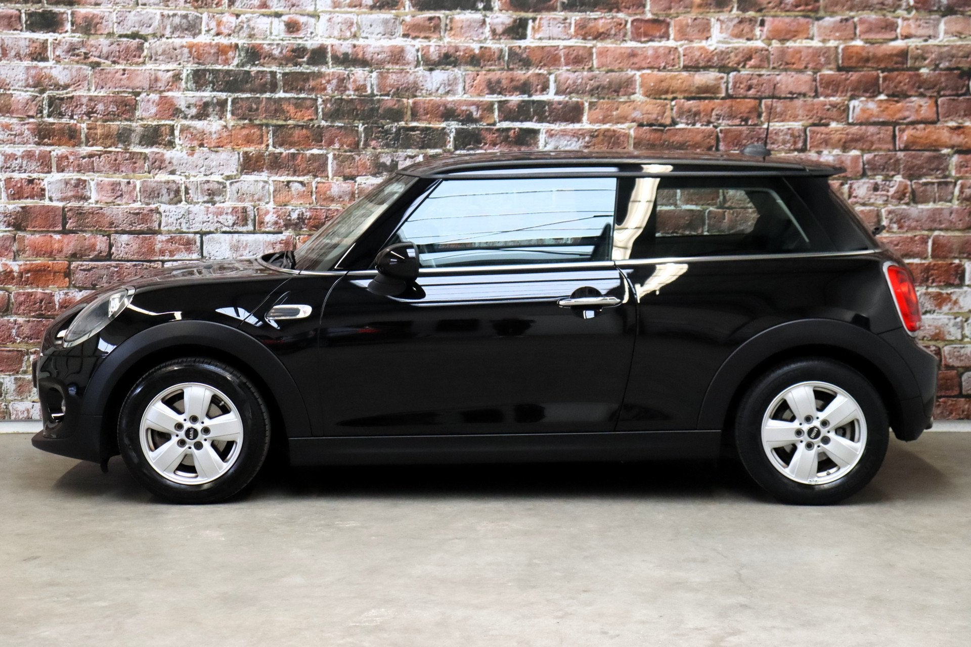 MINI Hatchback Cooper Business 3 deurs / Navigatiesysteem /, Auto's, Voorwielaandrijving, Gebruikt, 4 stoelen, Origineel Nederlands