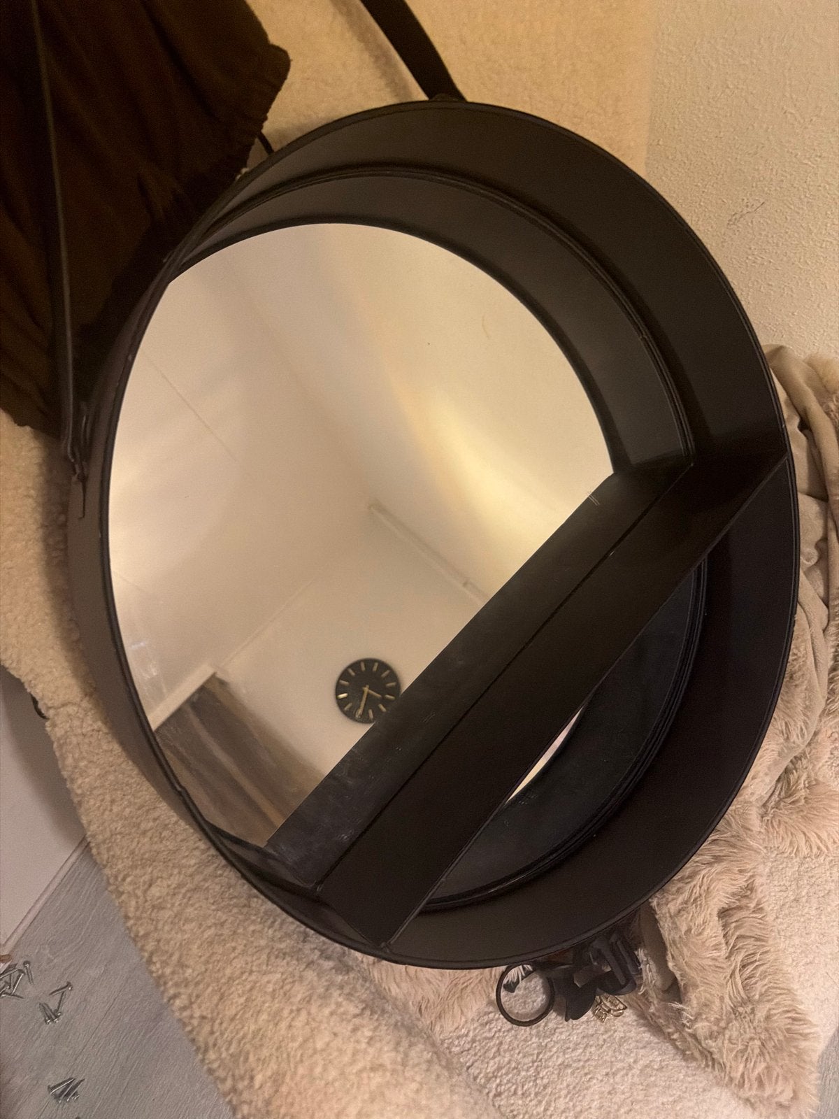 Ronde zwarte spiegel met plankje, Gebruikt, Rond, Ophalen of Verzenden, Minder dan 100 cm