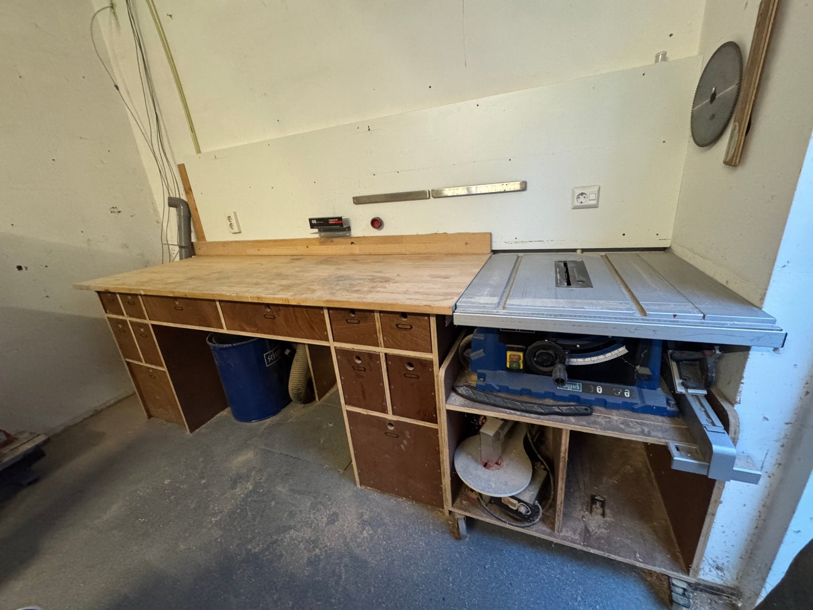 Werkbank met lades afzuiging en tafelzaag, Ophalen, Gebruikt, Cirkelzaag, 70 mm of meer